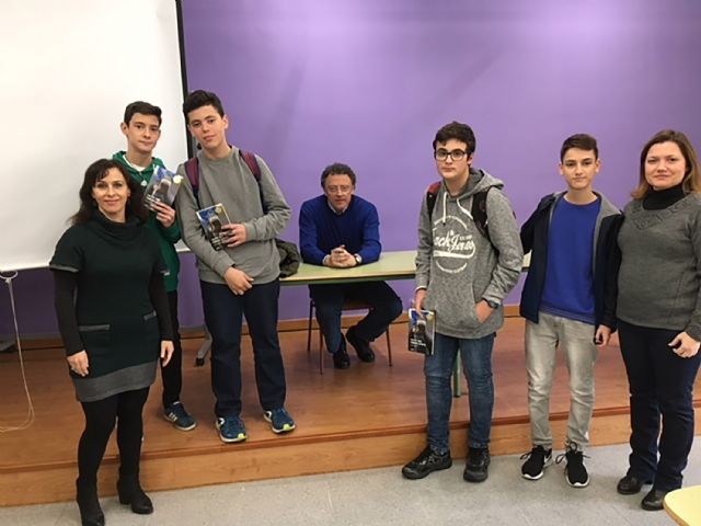 El escritor Luis Leante charló con los escolares del IES 'Salvador Sandoval' sobre su obra y su oficio - 3, Foto 3