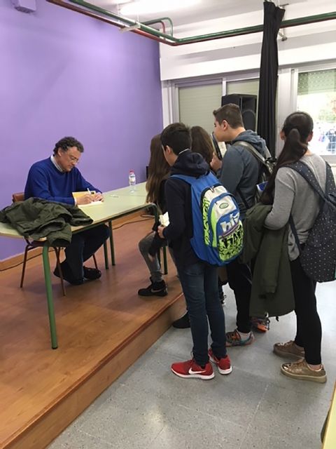 El escritor Luis Leante charló con los escolares del IES 'Salvador Sandoval' sobre su obra y su oficio - 4, Foto 4