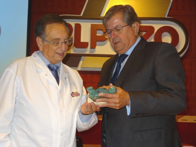 Los economistas entregan el Ecnomo Institucional de la corporacin a Toms Fuertes por su trayectoria excepcional en la industria alimentaria española, Foto 1