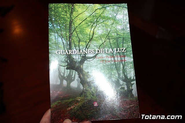 Se presenta el libro Guardianes de la Luz, de Emilio Pulido y Mª José Valenzuela, Foto 2