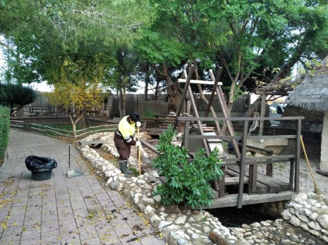 El Ayuntamiento acondiciona el lago y las zonas verdes de El Raal para la celebración de su Belén Viviente - 1, Foto 1