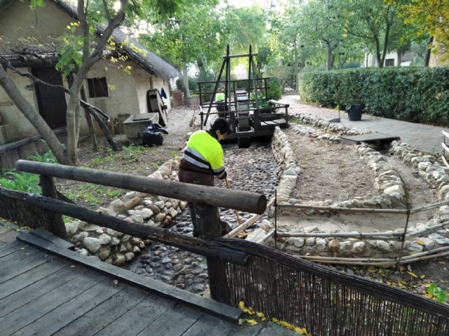 El Ayuntamiento acondiciona el lago y las zonas verdes de El Raal para la celebración de su Belén Viviente - 2, Foto 2