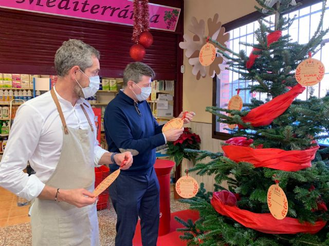 La campaña El árbol de los deseos emplaza a los murcianos a disfrutar de una Navidad segura y sostenible en las ocho plazas de abastos municipales - 2, Foto 2