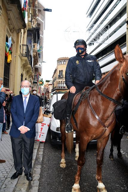 La caballería de la Policía Nacional lleva alimentos para la acción social del Ateneo de Sevilla - 5, Foto 5