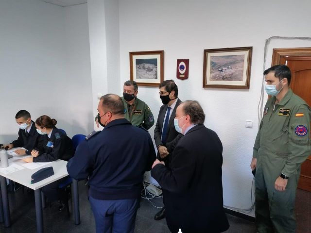 El consejero de Salud visita la Unidad de Vigilancia Epidemiológica del Ejército en la Región de Murcia - 1, Foto 1