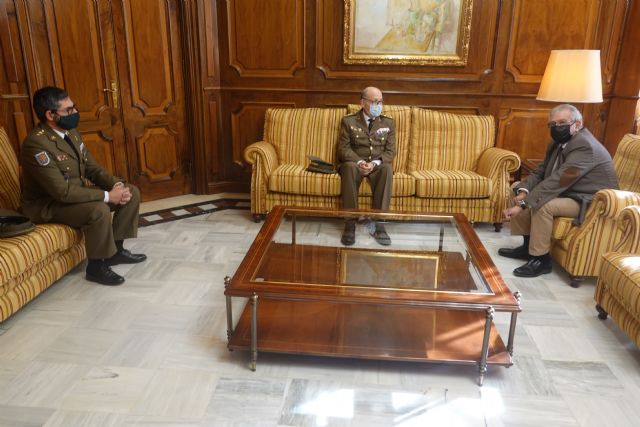 El presidente de la Asamblea recibe a los coroneles entrante y saliente del regimiento de artillería antiaérea - 1, Foto 1