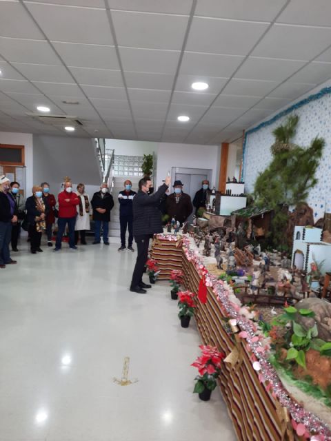 El PP de Las Torres de Cotillas, con los usuarios del Hogar-Centro de Día de las Personas Mayores en el arranque hoy miércoles de sus actividades navideñas - 1, Foto 1