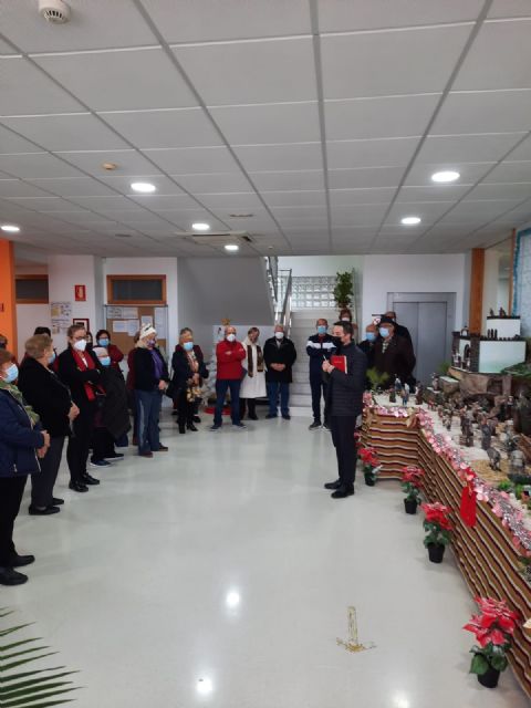 El PP de Las Torres de Cotillas, con los usuarios del Hogar-Centro de Día de las Personas Mayores en el arranque hoy miércoles de sus actividades navideñas - 2, Foto 2