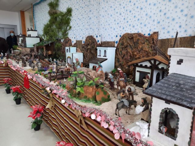 El PP de Las Torres de Cotillas, con los usuarios del Hogar-Centro de Día de las Personas Mayores en el arranque hoy miércoles de sus actividades navideñas - 3, Foto 3