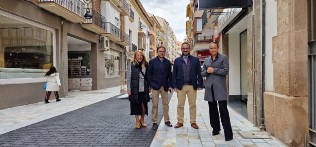 El alcalde de Lorca supervisa la fase final de la remodelación de la calle Corredera tras la renovación del pavimento y el inicio de la instalación de la nueva iluminación - 1, Foto 1