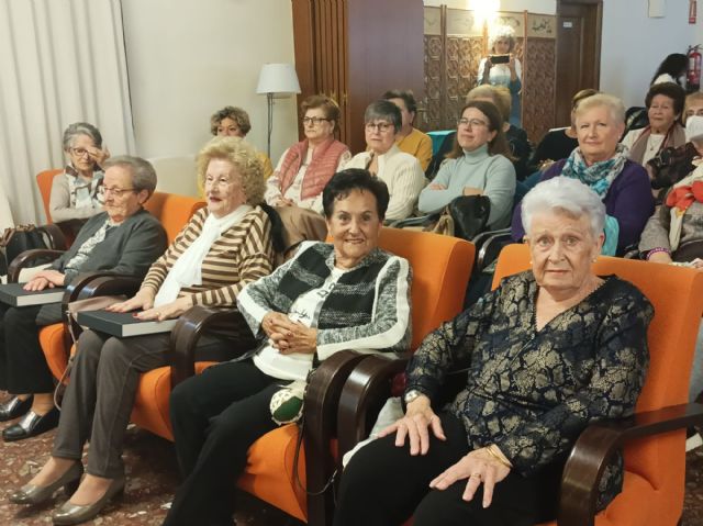 Las Amas de Casa homenajean a sus socias mayores en la fiesta navideña de la asociación - 1, Foto 1