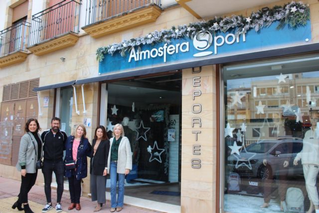 La ganadora de la campaña 'El Roce hace el cariño' disfruta de su compra contrarreloj de 1.000 euros entre los comercios de Puerto Lumbreras - 1, Foto 1