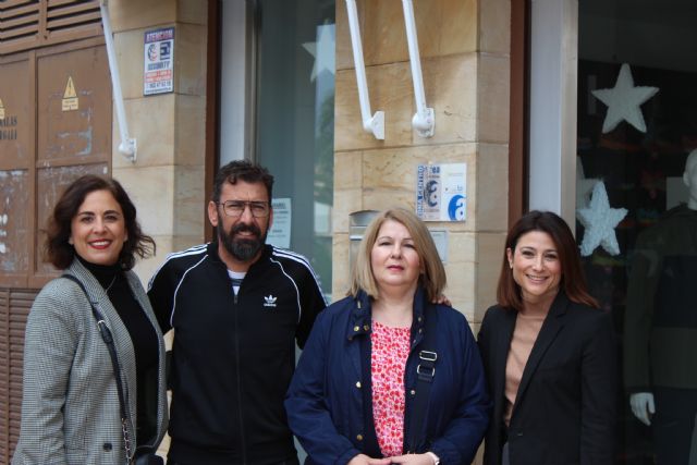 La ganadora de la campaña 'El Roce hace el cariño' disfruta de su compra contrarreloj de 1.000 euros entre los comercios de Puerto Lumbreras - 2, Foto 2