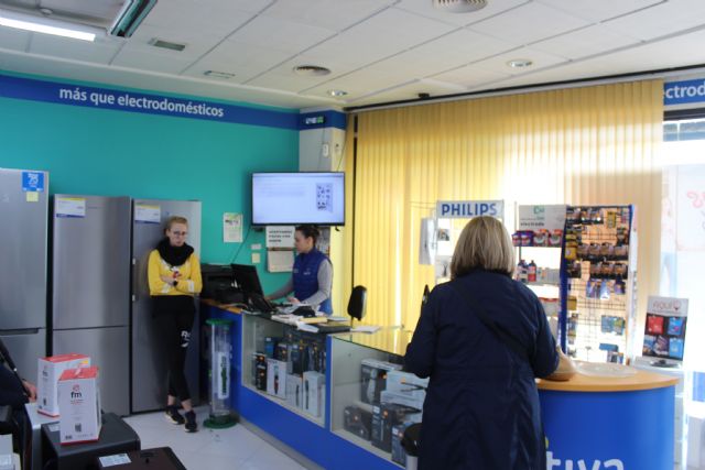 La ganadora de la campaña 'El Roce hace el cariño' disfruta de su compra contrarreloj de 1.000 euros entre los comercios de Puerto Lumbreras - 3, Foto 3