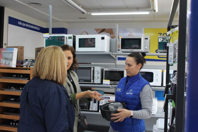 La ganadora de la campaña 'El Roce hace el cariño' disfruta de su compra contrarreloj de 1.000 euros entre los comercios de Puerto Lumbreras - 4, Foto 4