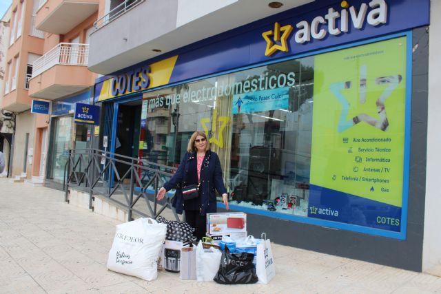 La ganadora de la campaña 'El Roce hace el cariño' disfruta de su compra contrarreloj de 1.000 euros entre los comercios de Puerto Lumbreras - 5, Foto 5