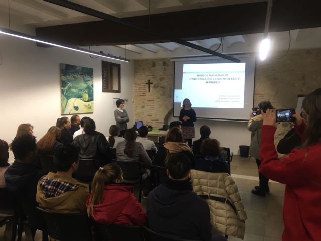 Derechos Sociales imparte un curso de igualdad de género y prevención de violencia machista a los alumnos de la Escuela de Hostelería de Cáritas - 2, Foto 2