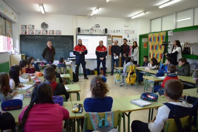 Los 3.000 alumnos de los colegios del municipio reciben esta semana charlas de los bomberos de Murcia para prevenir incendios, Foto 1