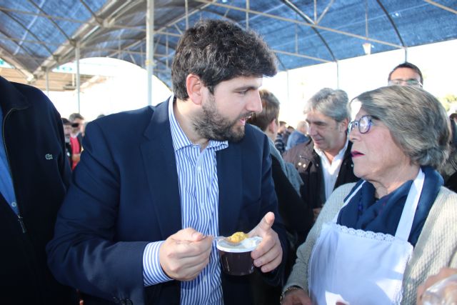 Fernando López Miras asiste en Pozo Estrecho a la tradicional degustación de ´pelotas galileas´ - 1, Foto 1