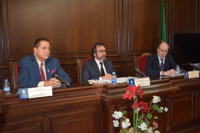 El Ejecutivo resalta que la combinación del Aeropuerto Internacional y el AVE dará un impulso decisivo al desarrollo de la Región - 2, Foto 2