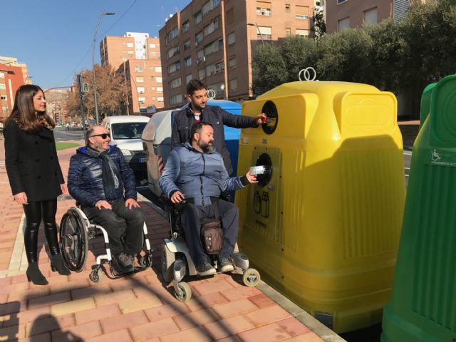 Limusa instala en Alameda de Cervantes un área de aportación de residuos adaptada a personas con discapacidad visual y movilidad reducida - 1, Foto 1