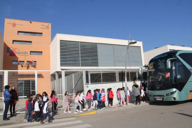 Escolares lumbrerenses aprenden a usar el autobús de forma segura - 1, Foto 1