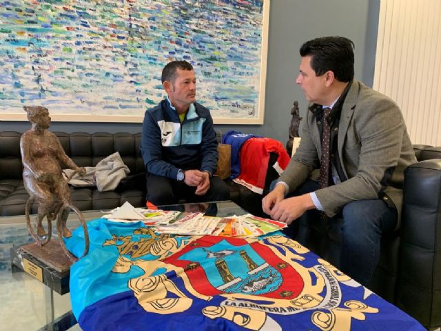 El alcalde recibe al atleta Celestino Zapata, veterano del club deportivo de Aidemar con el que ha competido en los últimos años - 1, Foto 1