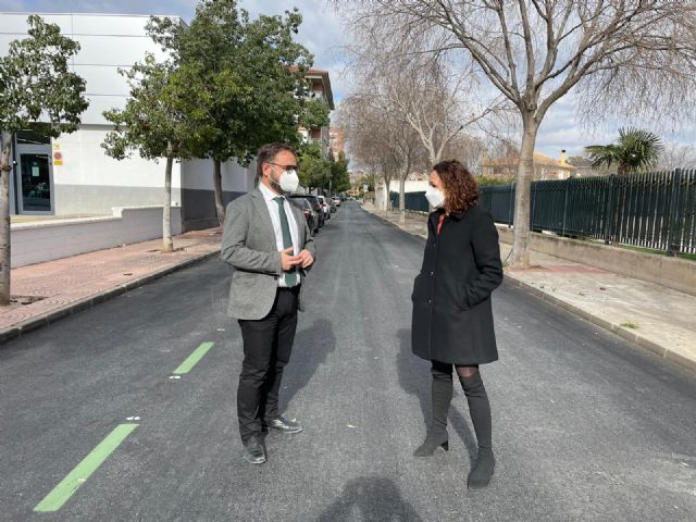 El Ayuntamiento de Lorca acomete la reposición del asfaltado de la calle Juana Martínez Soriano que presentaba socavones - 1, Foto 1