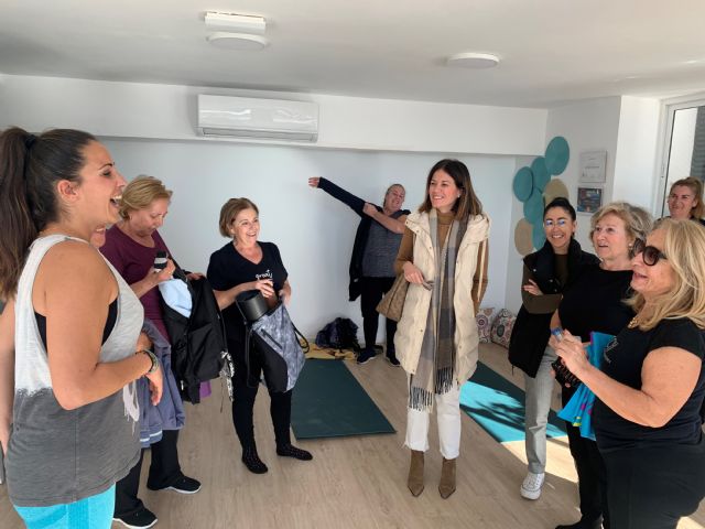 La alcaldesa y la edil de Igualdad visitan a las participantes en el taller de yoga del Centro Municipal de la Mujer - 1, Foto 1