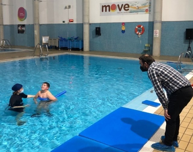 Renuevan el servicio de Terapia Acuática de los menores derivados por los centros educativos en la piscina climatizada para el año 2023, Foto 1