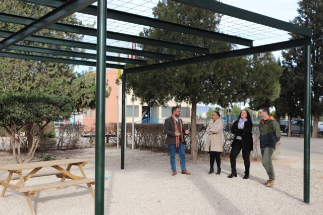 El Ayuntamiento de Lorca ejecuta trabajos para la instalación de nuevas zonas de sombraje en varios colegios públicos del municipio - 1, Foto 1