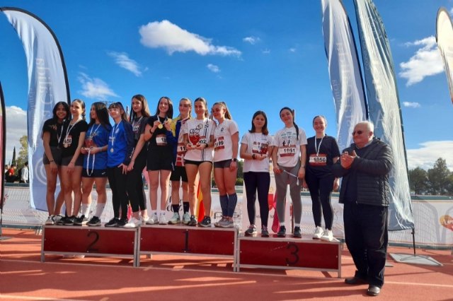 El equipo juvenil femenino del IES Juan de la Cierva se alza con el tercer cajón del pódium en la Final Regional de Campo a Través, celebrada en Lorca, Foto 1