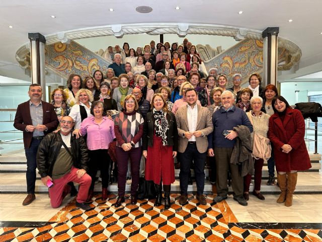 Los Mayores de los Hogares del Pensionista, visitan la Asamblea Regional - 1, Foto 1