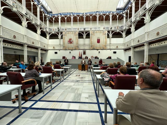 Los Mayores de los Hogares del Pensionista, visitan la Asamblea Regional - 2, Foto 2