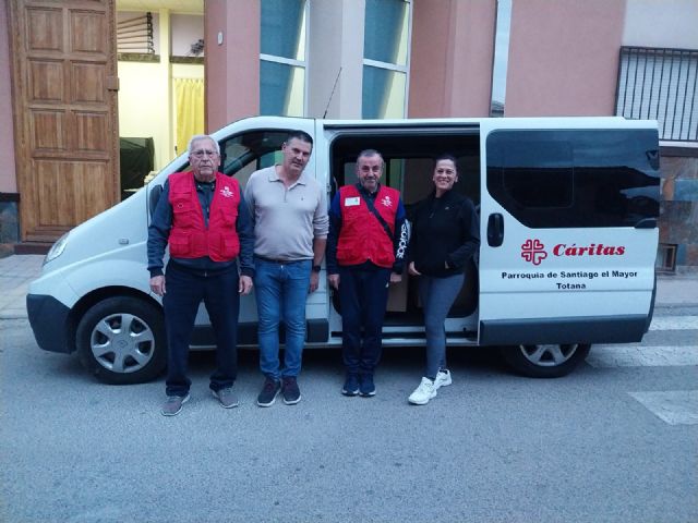 La hermandad de la Verónica realiza la entrega de las donaciones recibidas en el XI Belén Solidario a las Cáritas de Totana, Foto 6