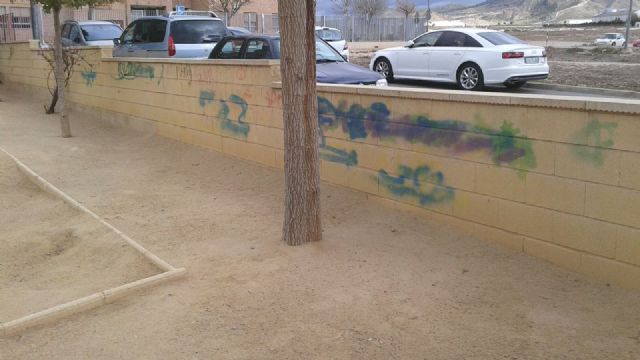 El Ayuntamiento pone en marcha un plan de limpieza de grafitis en jardines - 1, Foto 1