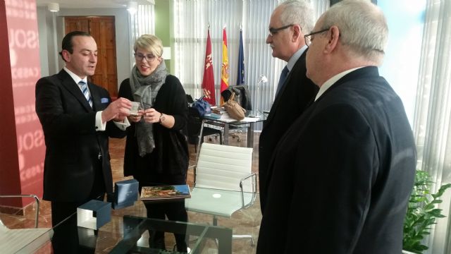 Noelia Arroyo se reúne con los miembros de la Cofradía del Santísimo Cristo del Refugio de Murcia - 1, Foto 1