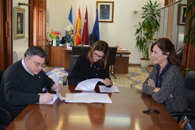 El Ayuntamiento renueva el convenio de colaboración con Cáritas para la contratación de personas desempleadas - 1, Foto 1