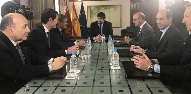 Fernando López Miras se reúne con el decano del Colegio Oficial de Economistas de la Región de Murcia - 1, Foto 1
