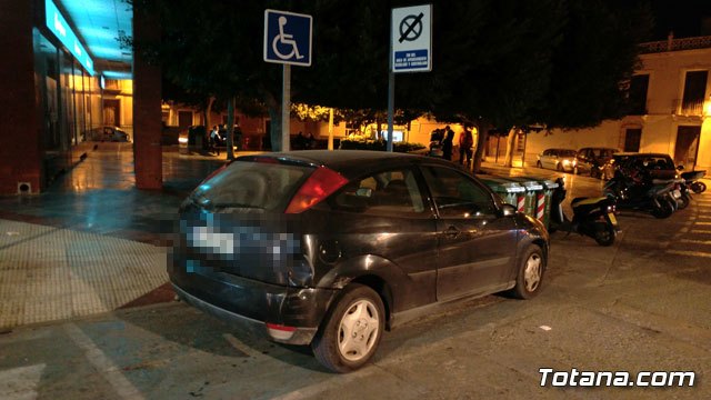 Un coche estacionado en un aparcamiento para personas con discapacidad / Totana.com, Foto 1