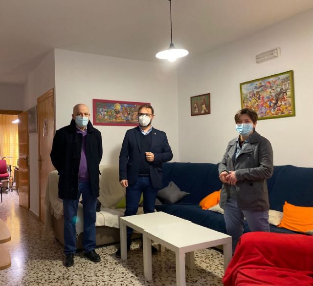El alcalde de Lorca visita el hogar funcional de Servicios Sociales donde se garantiza a los menores un ambiente familiar del que no disponen en su casa - 1, Foto 1