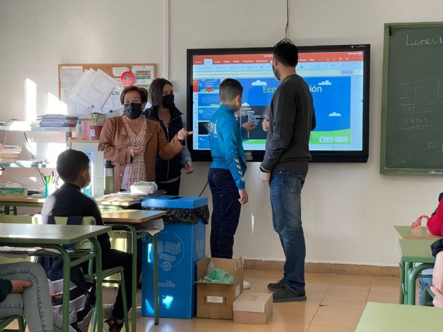 La campaña de concienciación sobre limpieza puesta en marcha por el Ayuntamiento y Entorno Urbano llega al colegio Mediterráneo - 1, Foto 1