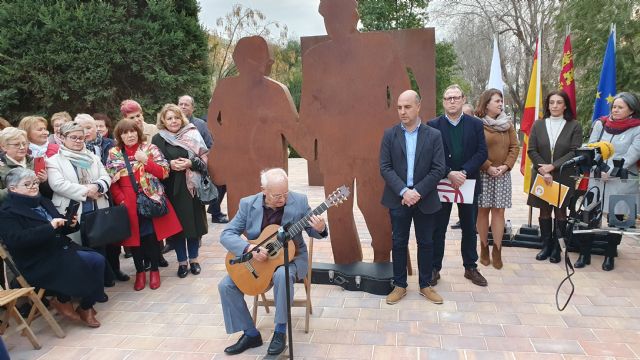 Inauguración escultura ´CAMINANTES. Homenaje a las personas mayores´ en Molina de Segura - 2, Foto 2