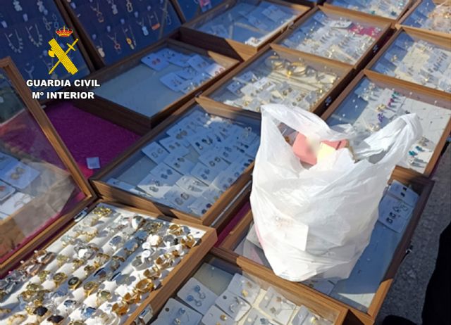 La Guardia Civil se incauta en el mercadillo semanal de Puerto Mazarrón objetos falsificados valorados en más de 100.000 euros - 2, Foto 2