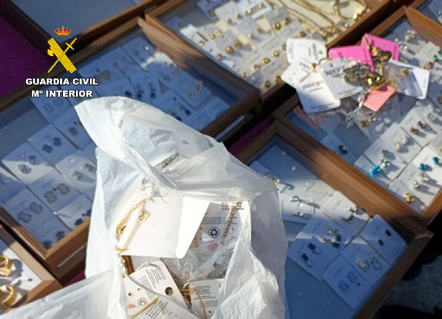 La Guardia Civil se incauta en el mercadillo semanal de Puerto Mazarrón objetos falsificados valorados en más de 100.000 euros - 3, Foto 3