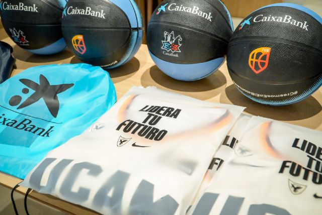 CaixaBank impulsa el 'Partido de las Aficiones' con la entrega oficial de camisetas a los siete participantes que representarán al UCAM Murcia - 3, Foto 3