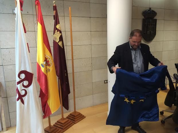 Retiran la bandera de la Unión Europea del salón de plenos como gesto simbólico de protesta por el trato que está dando a los refugiados, Foto 3
