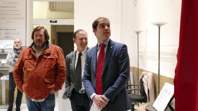 El Palacio Molina acoge una pintura y un altar restaurados del cementerio de Los Remedios - 1, Foto 1