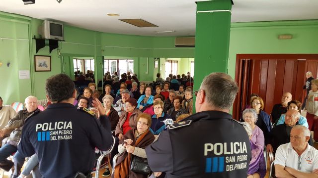 Policía Local imparte una charla en los Hogares de pensionista de San Pedro del Pinatar - 1, Foto 1