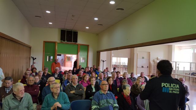 Policía Local imparte una charla en los Hogares de pensionista de San Pedro del Pinatar - 2, Foto 2